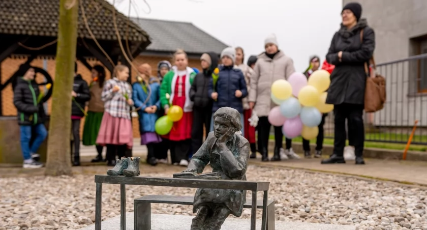 Uczniowie Szkoły Podstawowej w Kazimierzu Biskupim odsłonili szewczyki