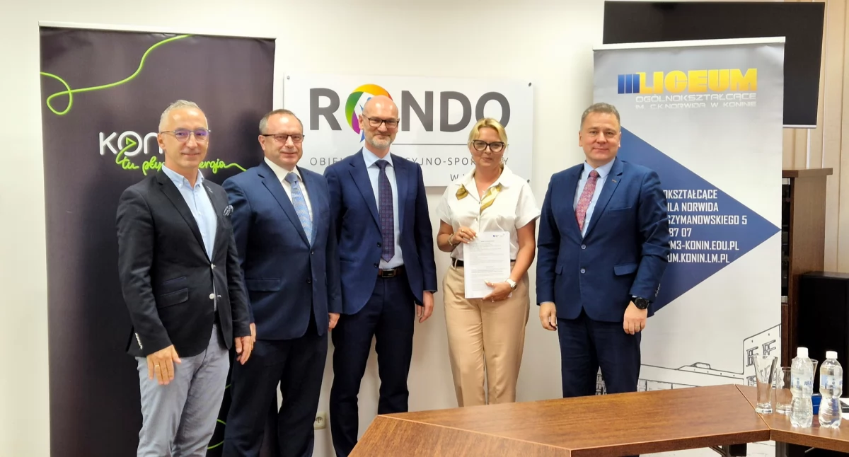 Inwestycje, Umowy podpisane budowę nowych boisk Liceum Ogólnokształcącym przebudowę obiektu RONDO - zdjęcie, fotografia
