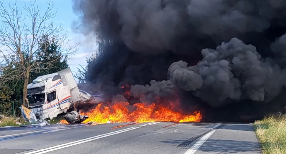 Wypadki drogowe, Zderzenie ciężarówki busem Jedna osoba żyje - zdjęcie, fotografia