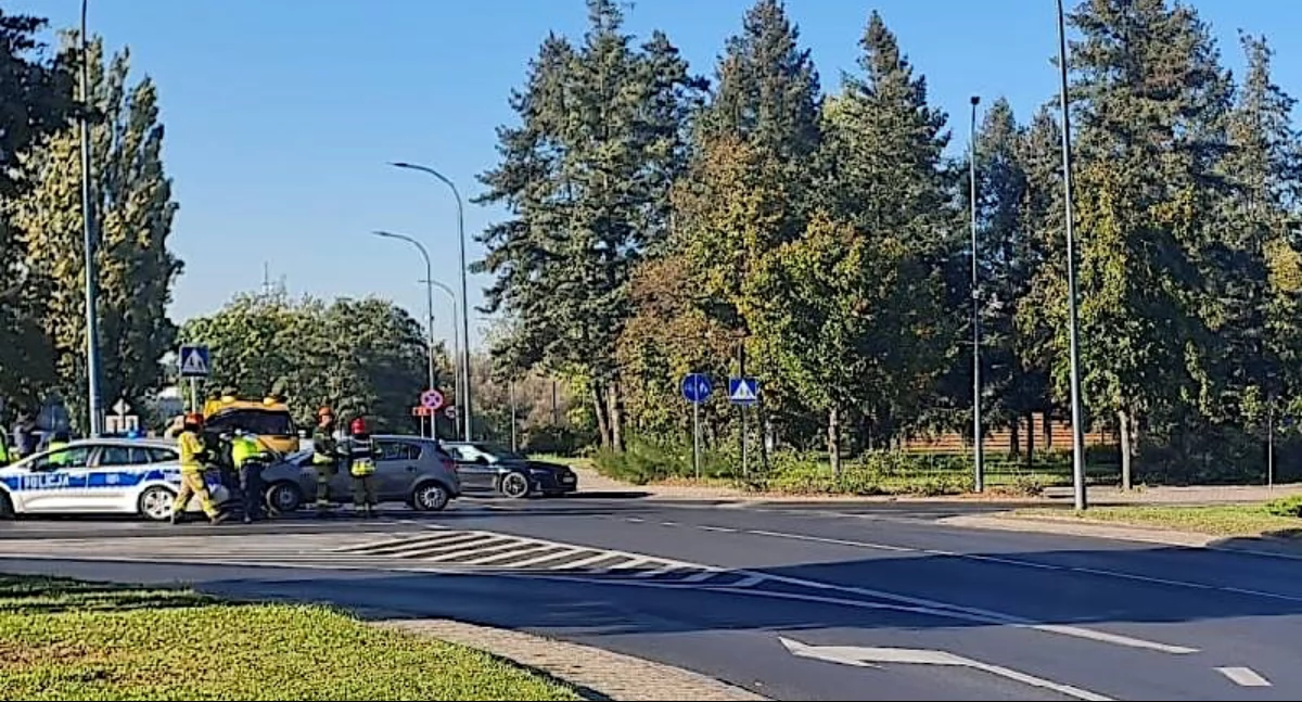 Wypadki drogowe, Wypadek Rondzie Solidarności Koninie - zdjęcie, fotografia