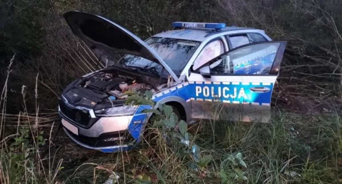 Komunikat Policji, Policjanci ścigali nietrzeźwego kierowcę wylądowali rowie - zdjęcie, fotografia
