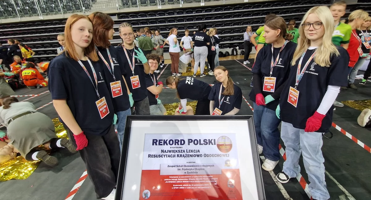 Atrakcje-Ciekawostki-Rekreacja, Rekord Polski uczniów Żychlinie lekcji resuscytacji - zdjęcie, fotografia
