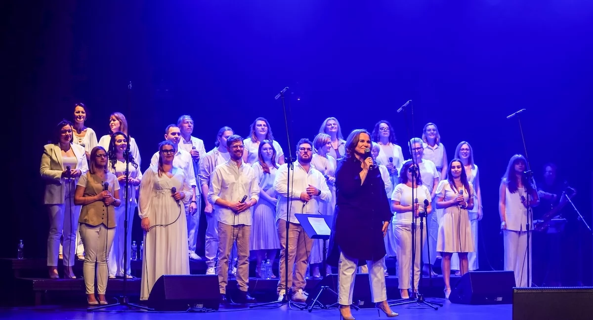 Koncerty, Konin Gospel Choir śpiewa ponad - zdjęcie, fotografia