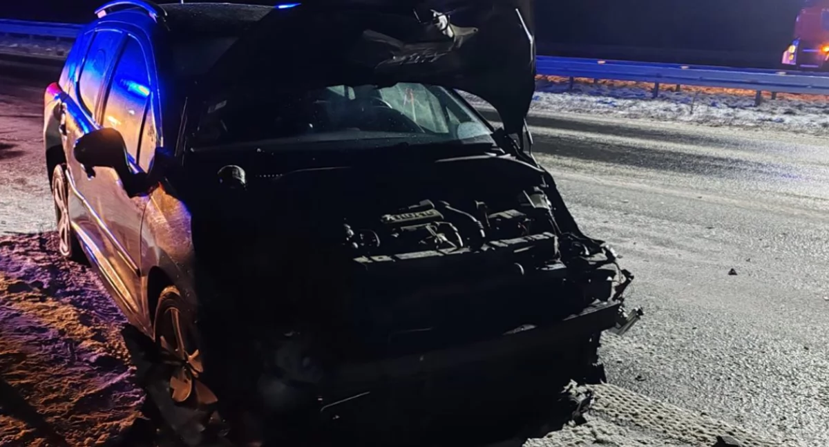 Wypadki drogowe, Zderzenie samochodu osobowego pojazdem ciężarowym autostradzie miejscowości Cichmiana - zdjęcie, fotografia