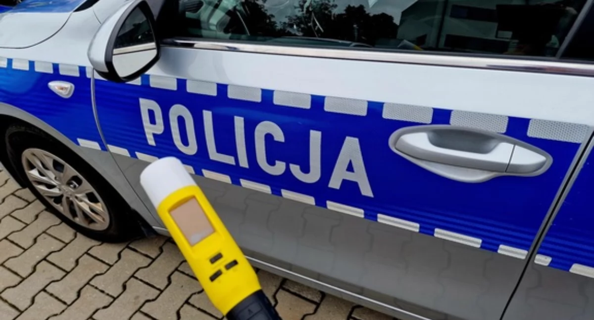Komunikat Policji, Wsiedli kierownicę promilami - zdjęcie, fotografia
