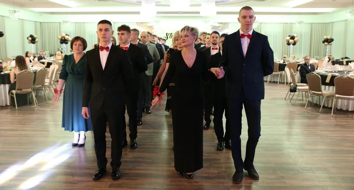 Atrakcje-Ciekawostki-Rekreacja, Maturzyści bawili studniówce Białej Panieńskiej - zdjęcie, fotografia
