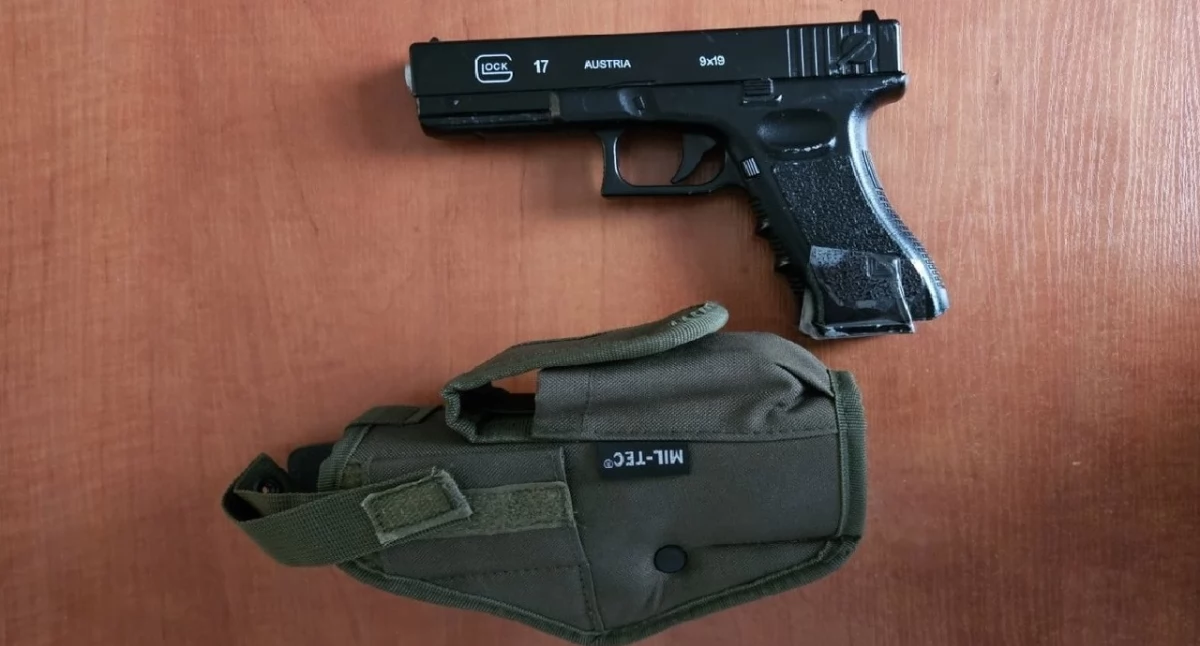 Kronika kryminalna, Fałszywi funkcjonariusze kratami - zdjęcie, fotografia