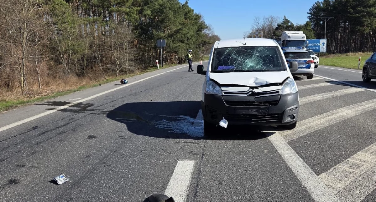 Wypadki drogowe, Zderzenie motocyklisty osobówką - zdjęcie, fotografia