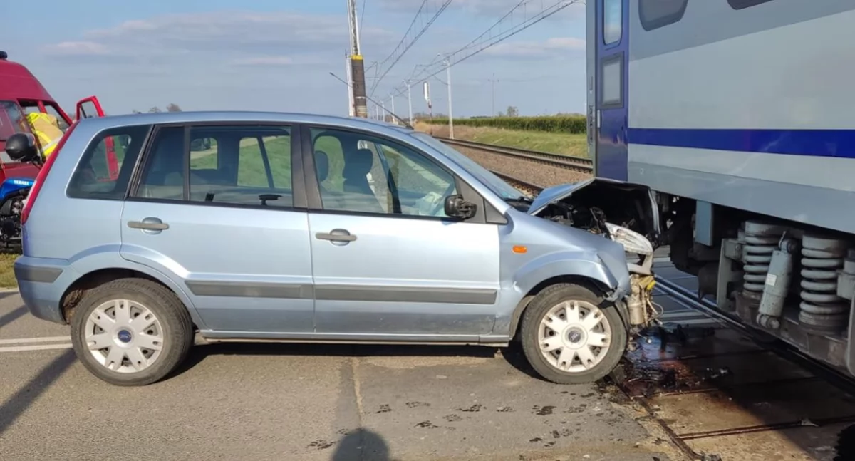 Wypadki drogowe, Zderzenie samochodu osobowego pociągu miejscowości Grodna - zdjęcie, fotografia