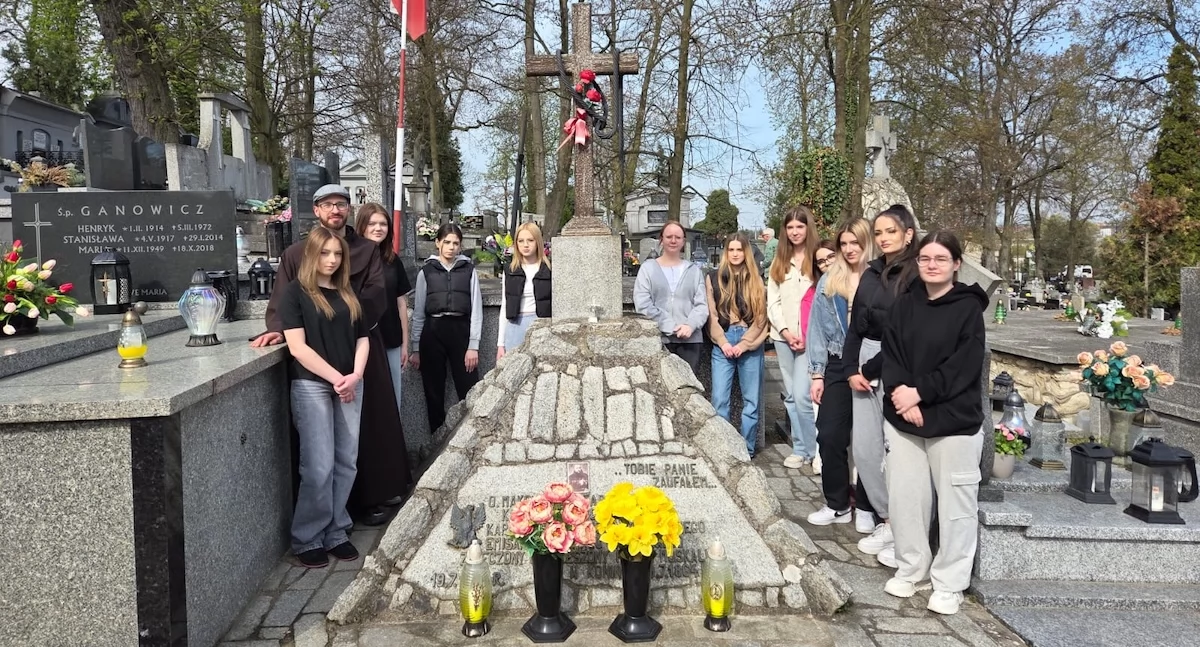 Atrakcje-Ciekawostki-Rekreacja, Pamięć bohaterze narodowym wciąż żywa - zdjęcie, fotografia