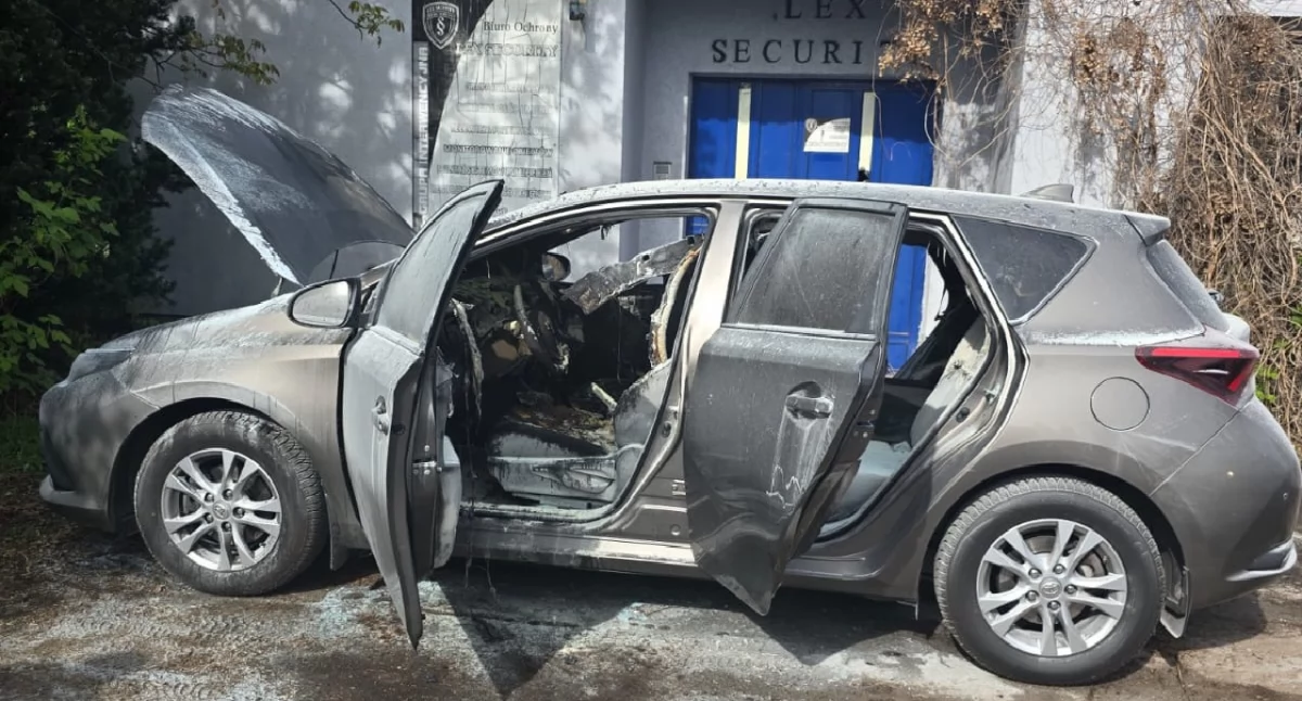 Pożary straż pożarna, Pożar samochodu Koninie spłonęła Toyota Auris - zdjęcie, fotografia