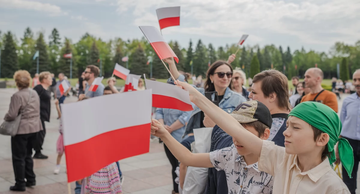 Święta i obchody, metrowa flaga lekcja patriotyzmu Licheniu - zdjęcie, fotografia