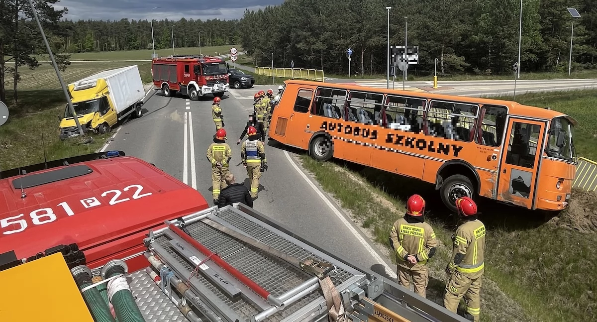 Wypadki drogowe, Kolizja autobusu samochodem dostawczym - zdjęcie, fotografia