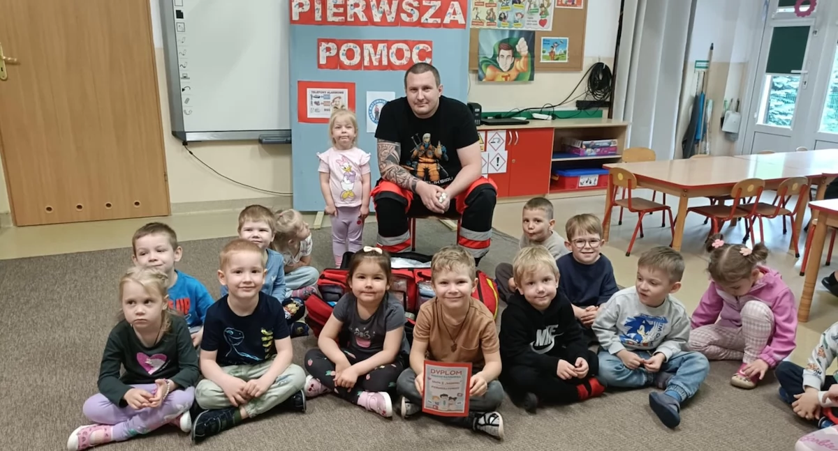 Atrakcje-Ciekawostki-Rekreacja, Przedszkolaki uczą ratować życie spotkanie ratownikiem medycznym Przedszkolu - zdjęcie, fotografia