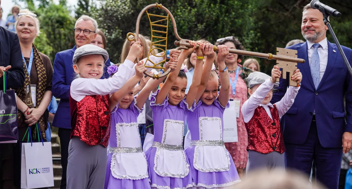 Koncerty, Miasto rękach dzieci ruszył Międzynarodowy Dziecięcy Festiwal Piosenki Tańca Koninie - zdjęcie, fotografia