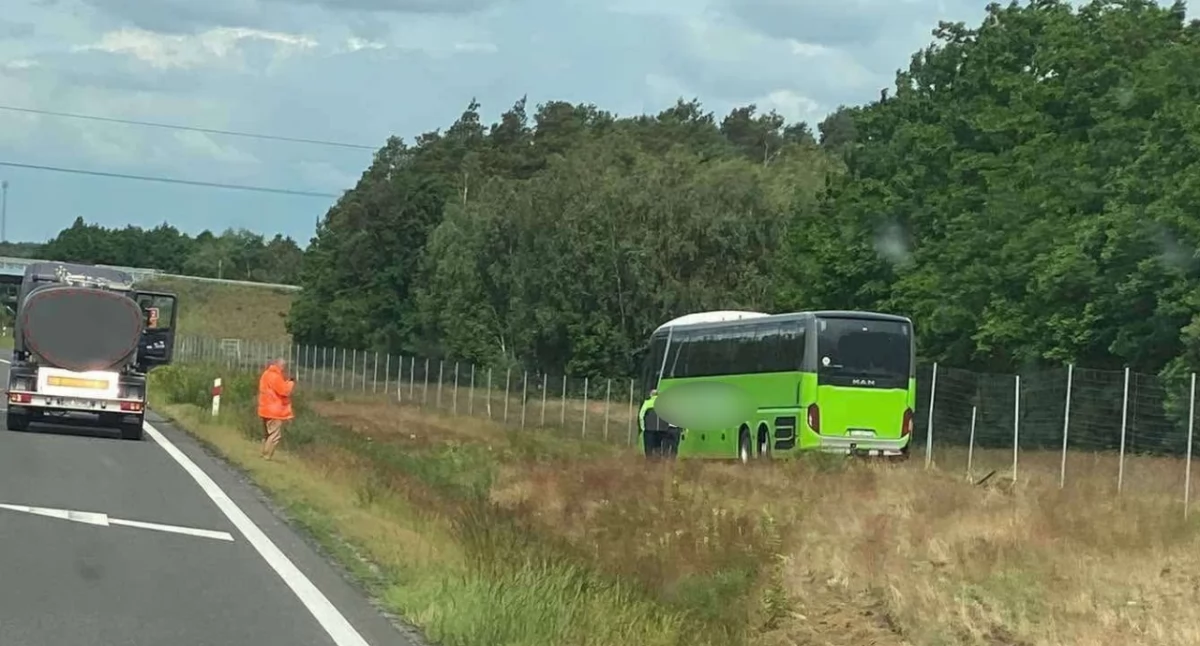 Wypadki drogowe, Wypadek autobusu osoby trafiły szpitala - zdjęcie, fotografia