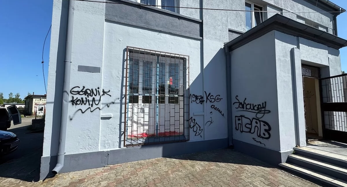 Atrakcje-Ciekawostki-Rekreacja, Wandale zdewastowali nową elewację budynku Cukrownia Gosławice - zdjęcie, fotografia