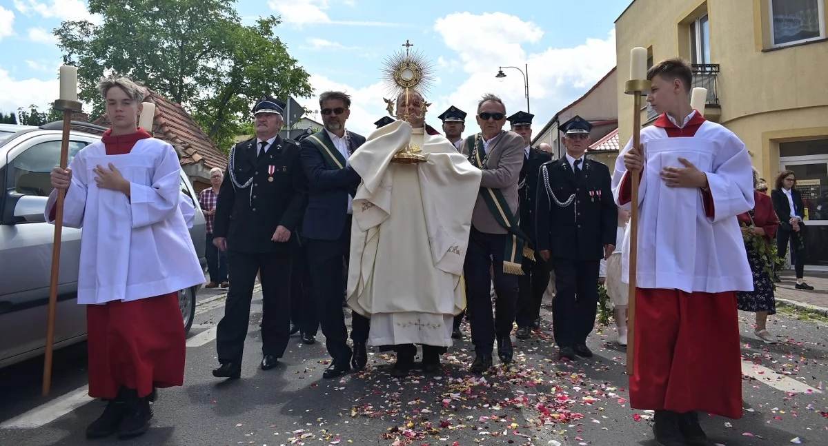 Kościół i religiua, Boże Ciało Koninie Uroczysta procesja przeszła ulicami Starówki - zdjęcie, fotografia
