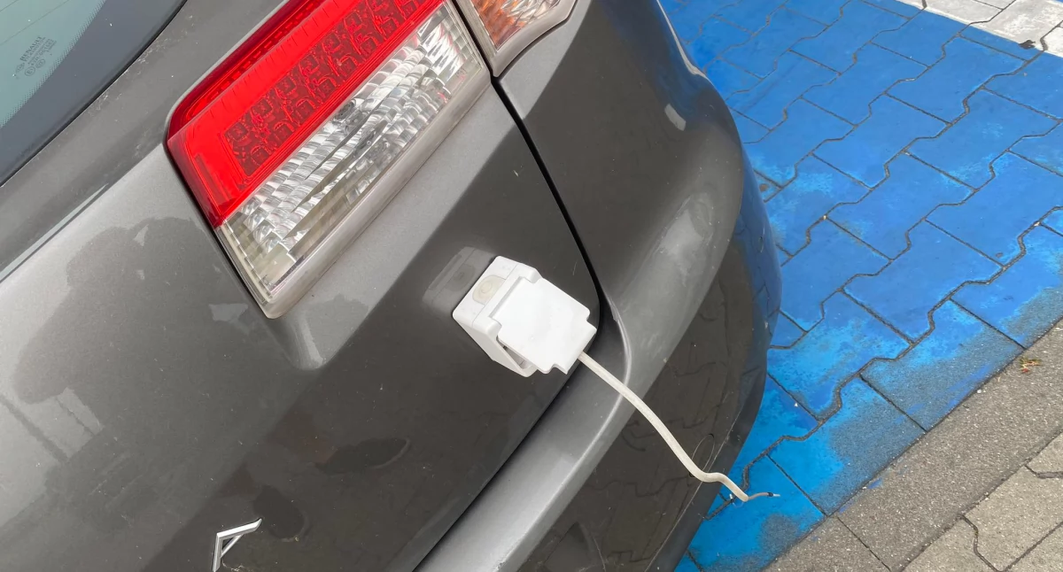 Atrakcje-Ciekawostki-Rekreacja, Nietypowe znalezisko parkingu Lidla Koninie samochód domowym gniazdkiem elektrycznym - zdjęcie, fotografia