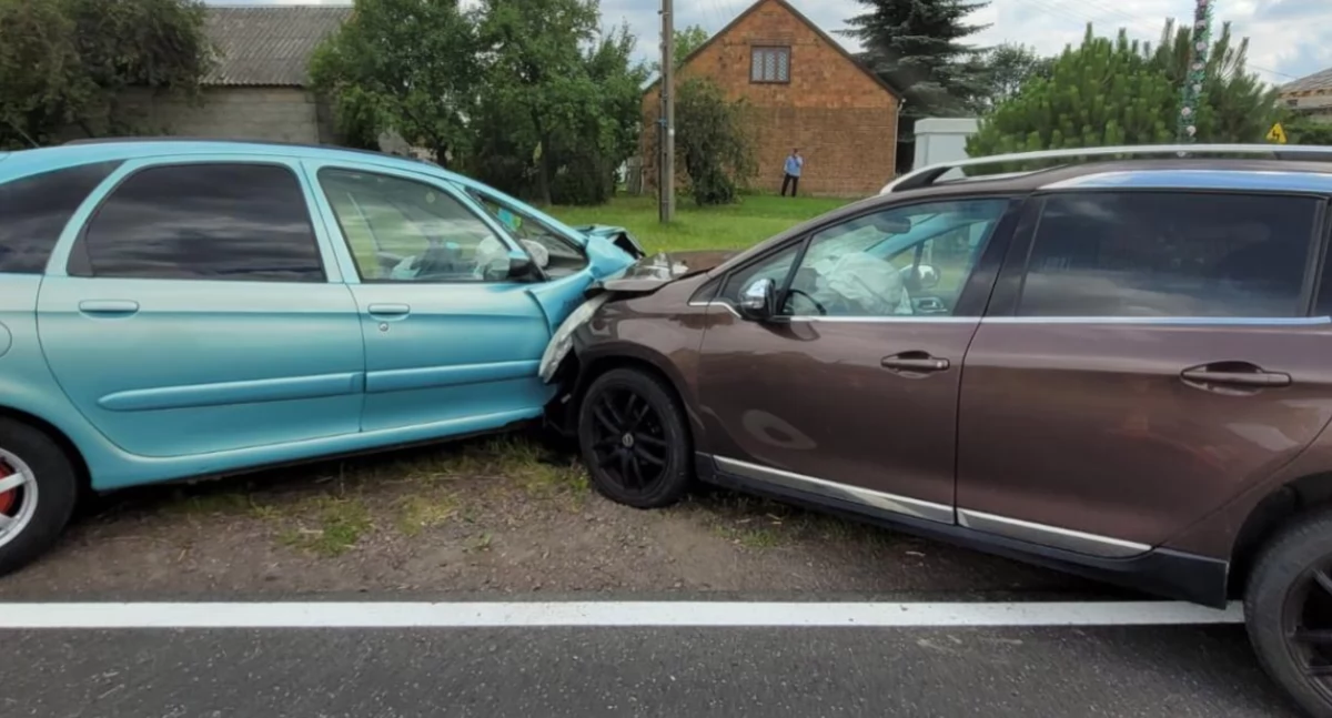 Wypadki drogowe, Czołowe zderzenie Chrustowie Jedna osoba trafiła opiekę medyków - zdjęcie, fotografia