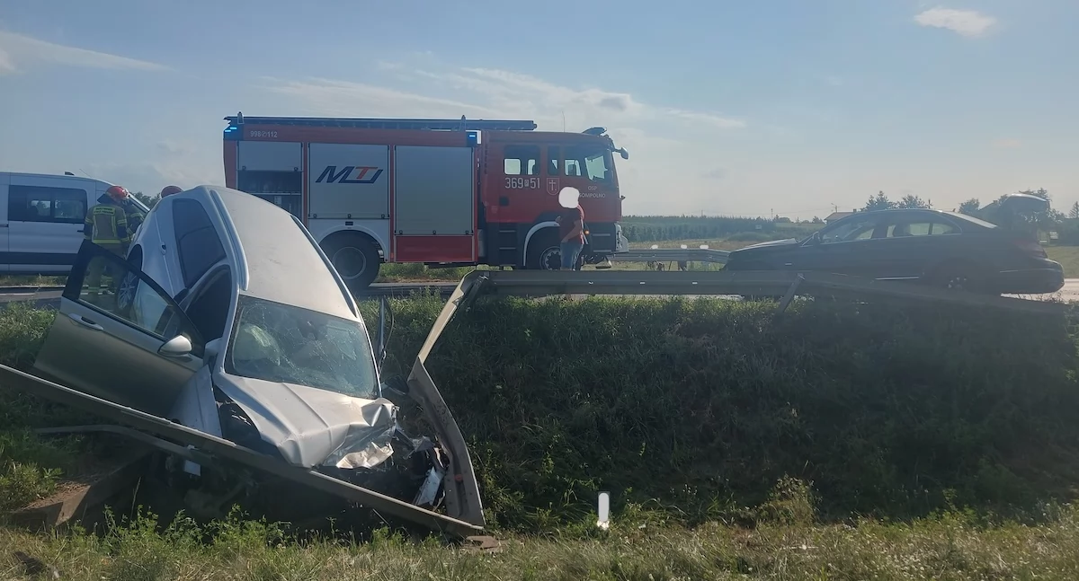 Wypadki drogowe, Wypadek drodze wojewódzkiej Olszewie osoby poszkodowane - zdjęcie, fotografia
