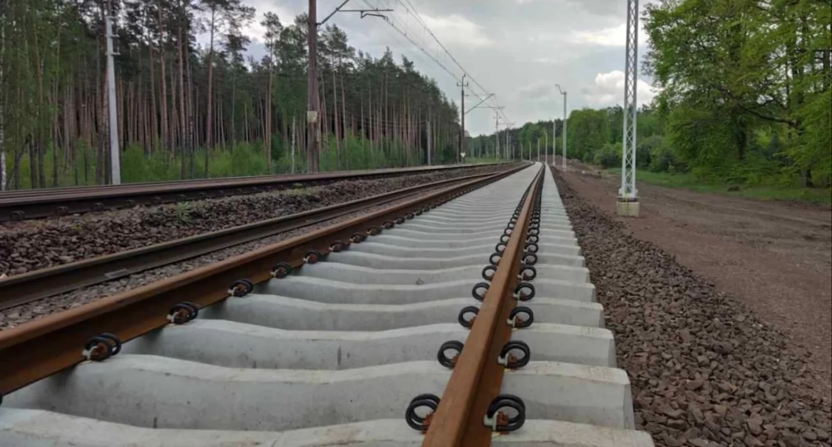 Atrakcje-Ciekawostki-Rekreacja, Policjanci uratowali mężczyznę torów Sekundy dzieliły tragedii - zdjęcie, fotografia