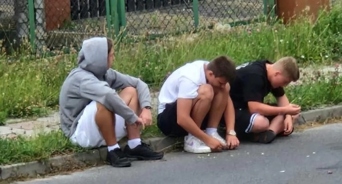 Osoby poszukiwane-zaginione, Policja poszukuje sprawców uszkodzenia samochodu Kazimierzu Biskupim - zdjęcie, fotografia