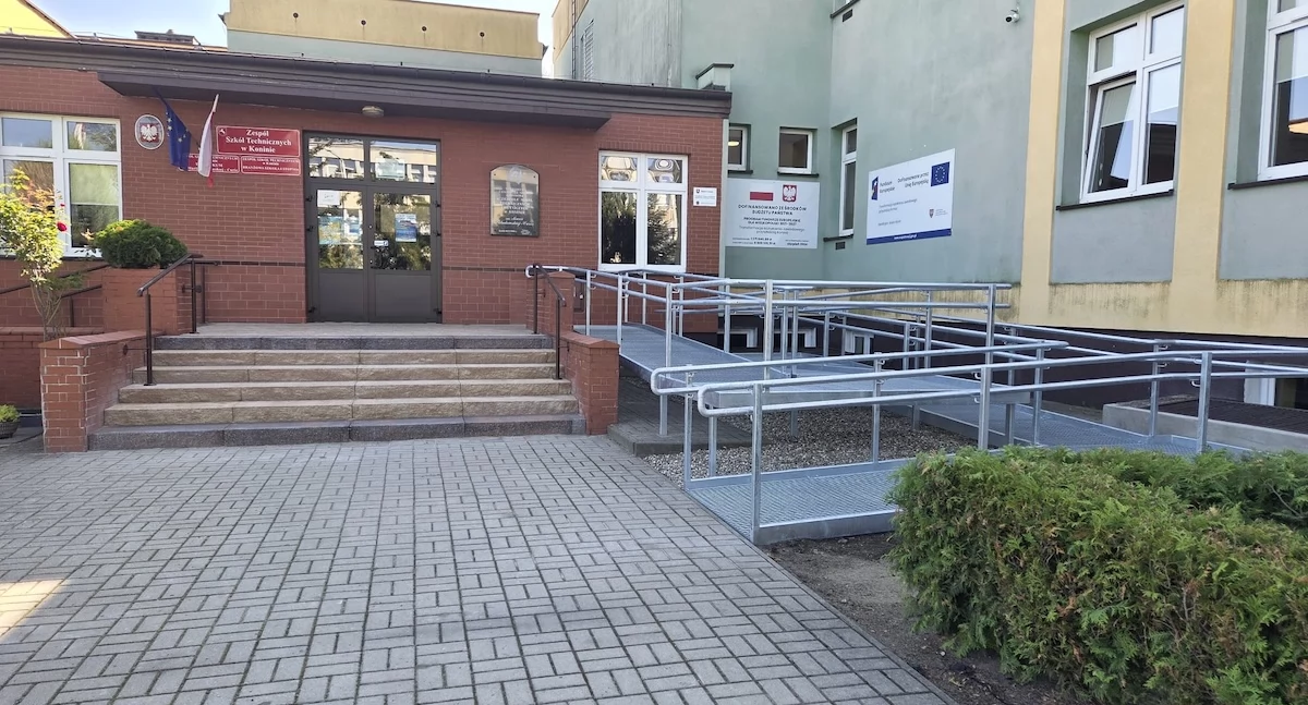 Inwestycje, Zespół Szkół Technicznych Koninie barier podjazd uczniów niepełnosprawnościami - zdjęcie, fotografia
