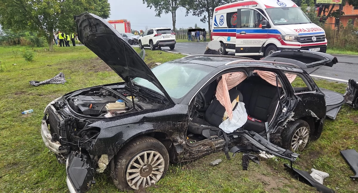 Wypadki drogowe, Groźny wypadek Ośno Górne Cztery osoby dzieci trafiły szpitala - zdjęcie, fotografia
