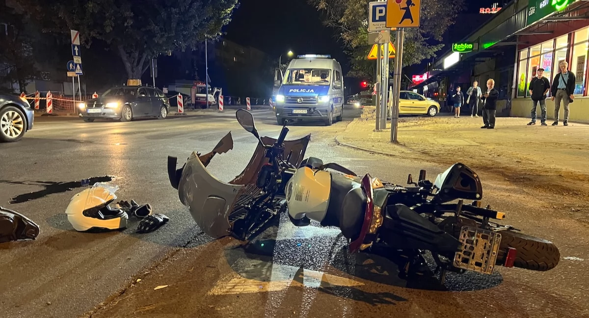 Wypadki drogowe, Zderzenie samochodu osobowego motocyklem Motocyklista szpitalu - zdjęcie, fotografia