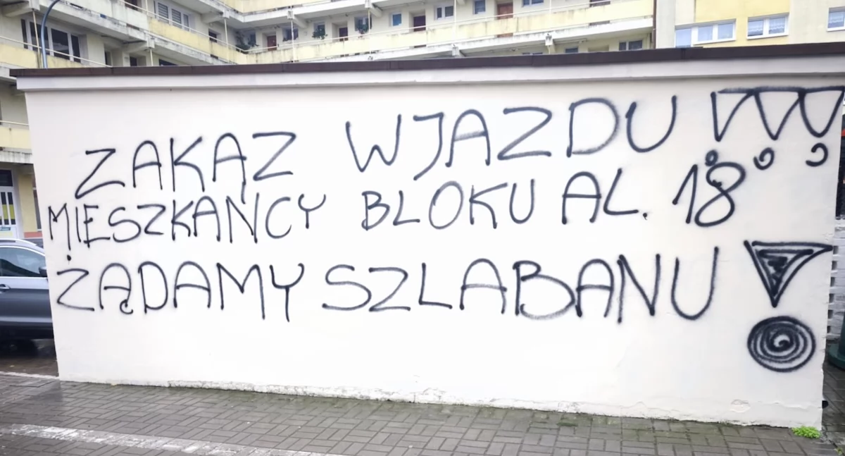 Premiery, Mieszkańcy bloku Alejach Koninie mają dość ścianie pojawił szlaban - zdjęcie, fotografia