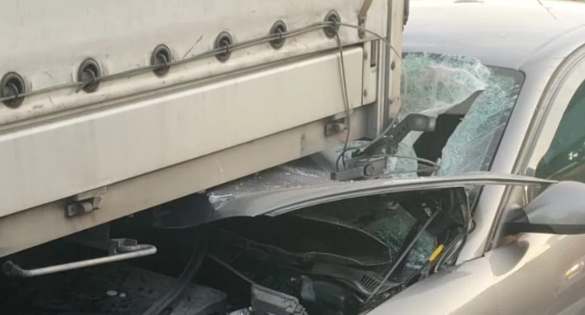 Wypadki drogowe, Zderzenie osobówki ciężarówką Straszkowie Jedna osoba trafiła szpitala - zdjęcie, fotografia