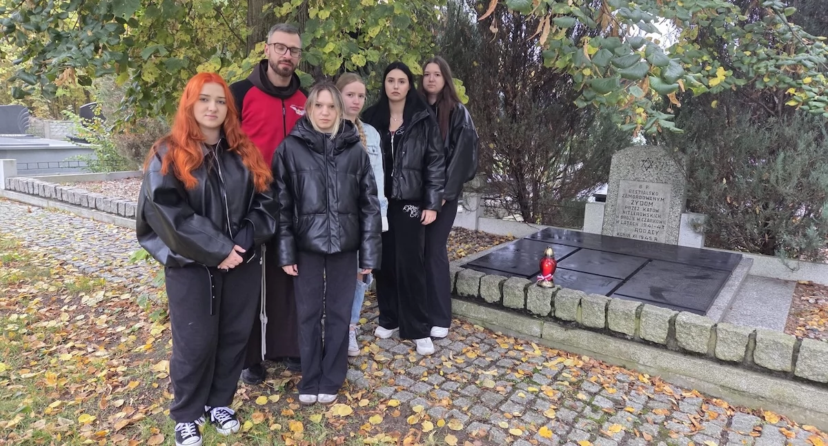 Atrakcje-Ciekawostki-Rekreacja, Uczniowie Koninie uczcili pamięć ofiar wojny światowej ramach akcji „Zapal Znicz Pamięci” - zdjęcie, fotografia