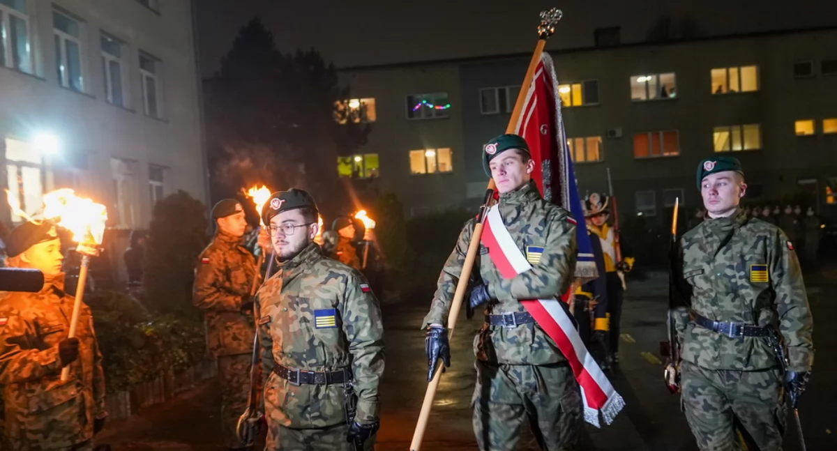 Święta i obchody, „Uczniowie „Kopernika” przysięgali ślubowanie pierwszych symboliczna zmiana warty” - zdjęcie, fotografia