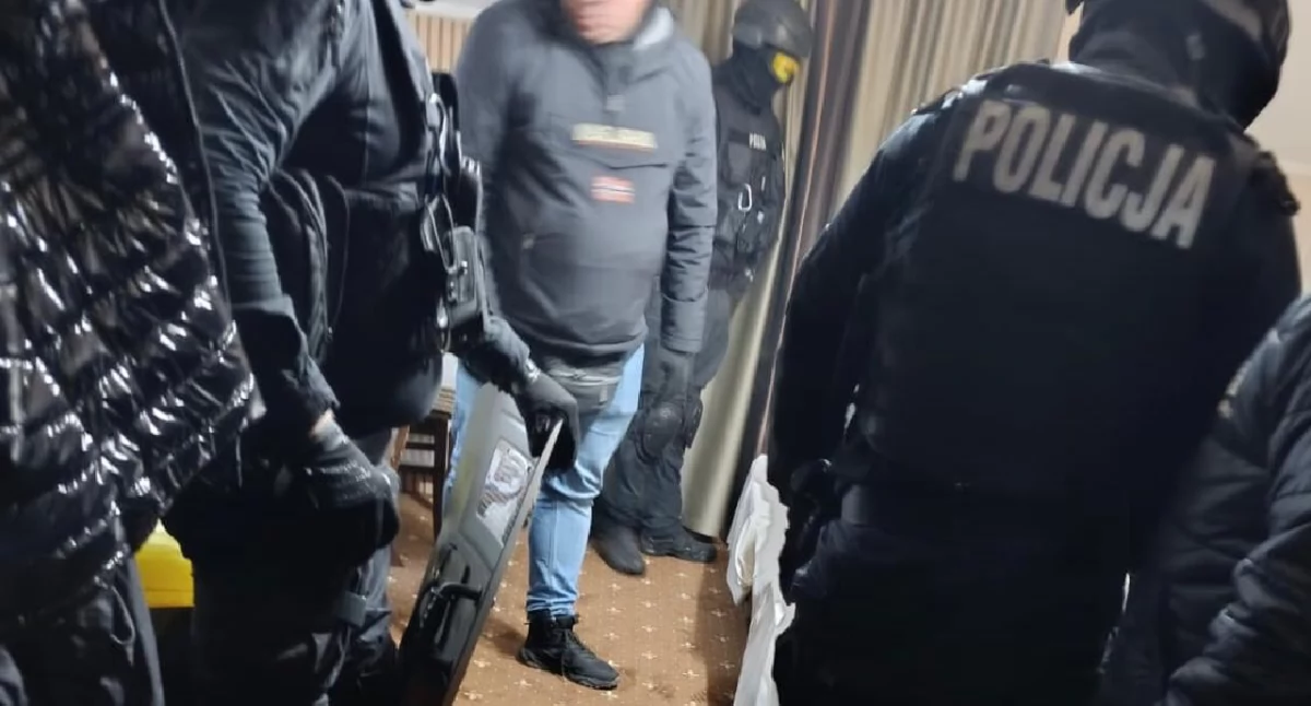 Kronika kryminalna, nożownika Koninie Policja znalazła kilogram narkotyków pokoju hotelowym - zdjęcie, fotografia