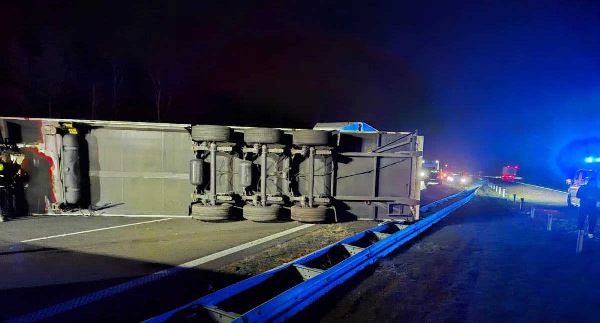 Wypadki drogowe, groźne wypadki autostrada kierunku Poznania całkowicie zablokowana - zdjęcie, fotografia
