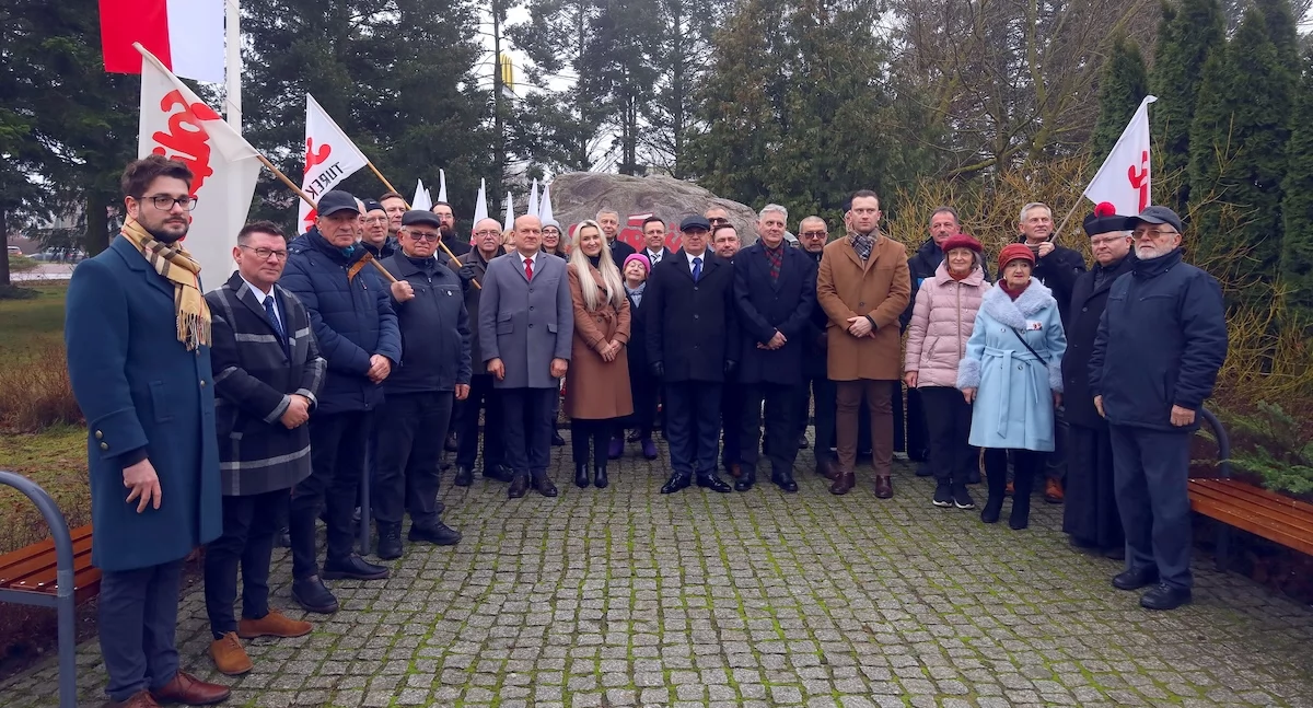 Święta i obchody, rocznica wprowadzenia stanu wojennego Uroczystości tablicy Solidarności Koninie - zdjęcie, fotografia