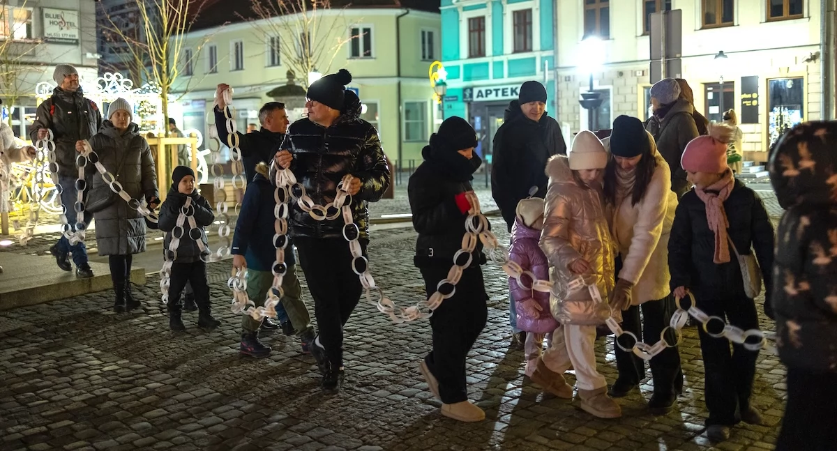Atrakcje-Ciekawostki-Rekreacja, metrów świątecznego łańcucha miejskiej choince Koninie - zdjęcie, fotografia
