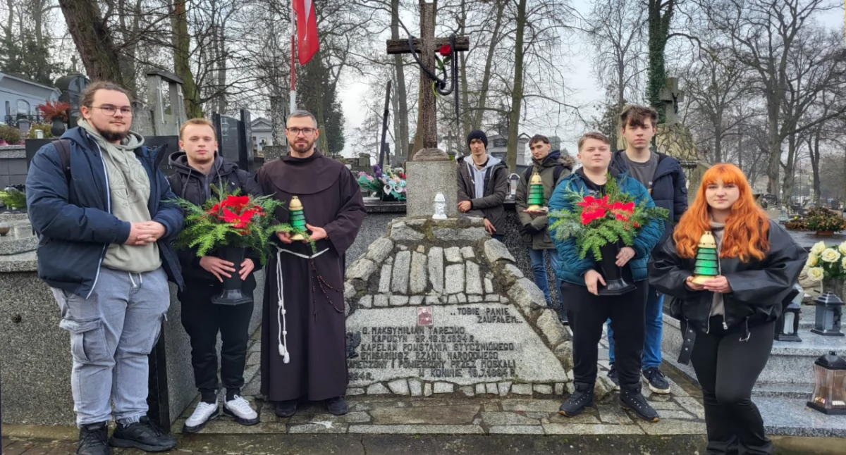 Święta i obchody, Uczniowie uczcili pamięć Maksymiliana Tarejwo świątecznym czasie - zdjęcie, fotografia