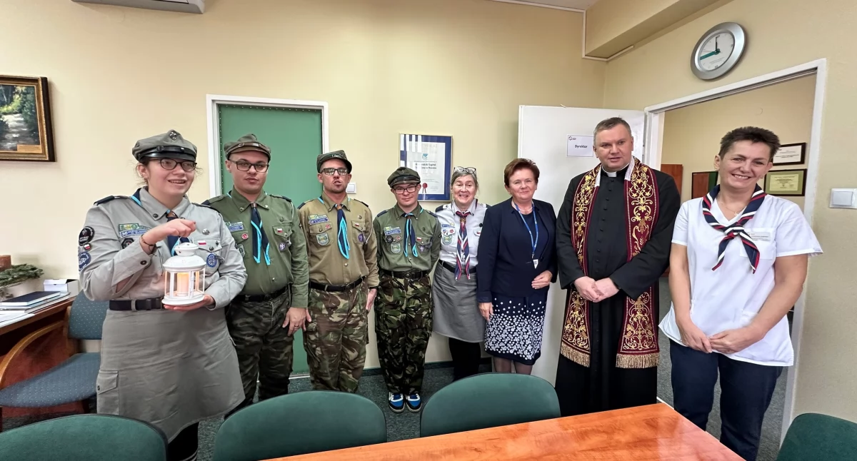 Święta i obchody, Betlejemskie Światło Pokoju Wojewódzkim Szpitalu Zespolonym Koninie - zdjęcie, fotografia