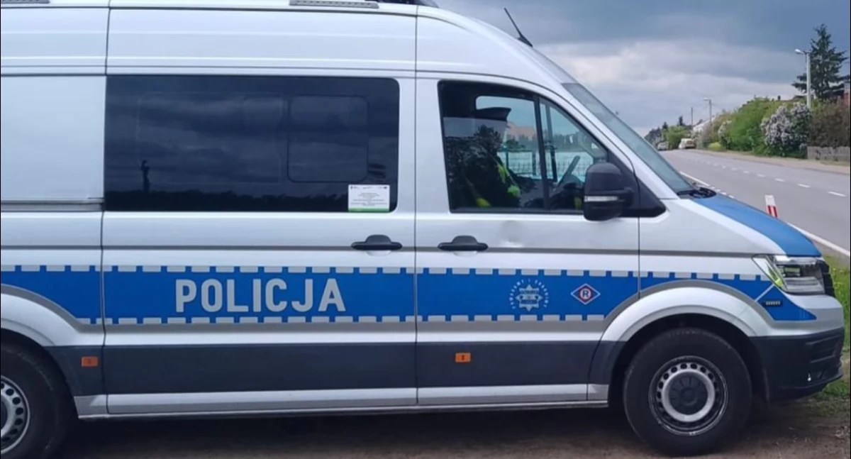 Komunikat Policji, Świąteczny weekend lupą policji Nietrzeźwi kierowcy kilkadziesiąt zdarzeń drogowych - zdjęcie, fotografia