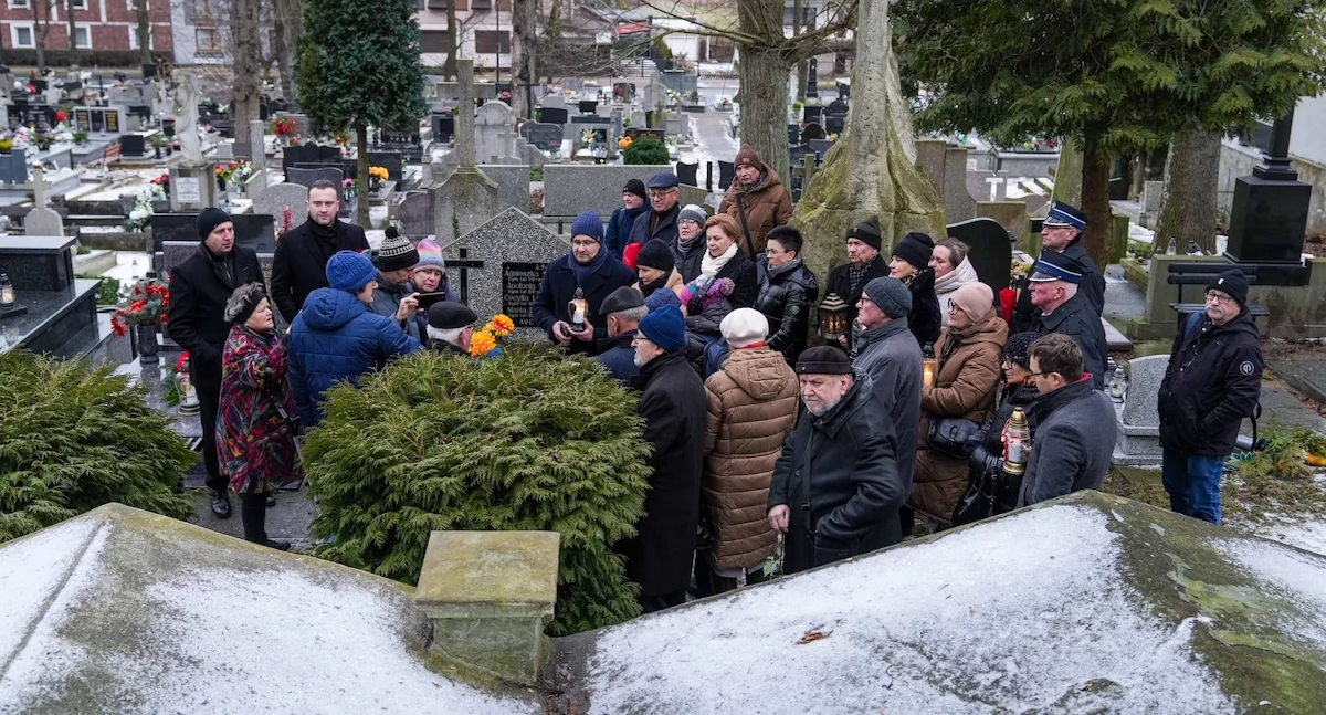 Święta i obchody, Noworoczna tradycja grobie Zofii Urbanowskiej Koninie Pamięć wybitnej pisarce - zdjęcie, fotografia