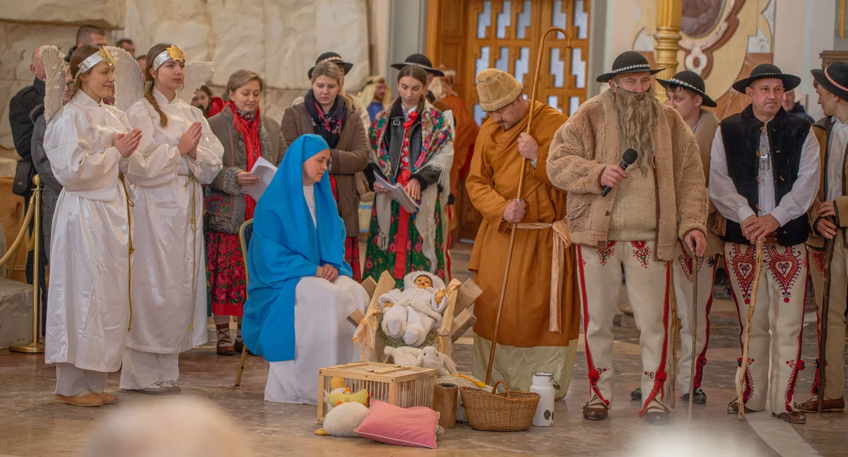 Kościół i religiua, Góralska radość Bożego Narodzenia licheńskiej bazylice Kolędy jasełka poruszyły wiernych - zdjęcie, fotografia