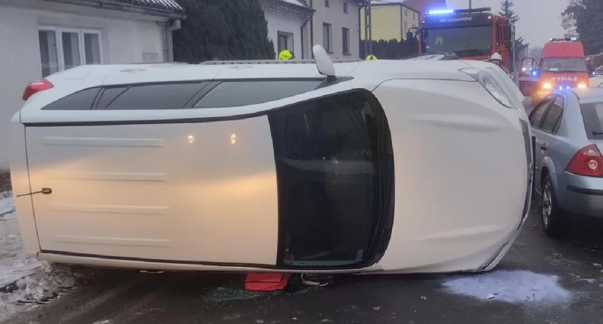Wypadki drogowe, Wypadek drogowy Grzegorzewie Koninem zderzenie dwóch samochodów drodze powiatowej - zdjęcie, fotografia