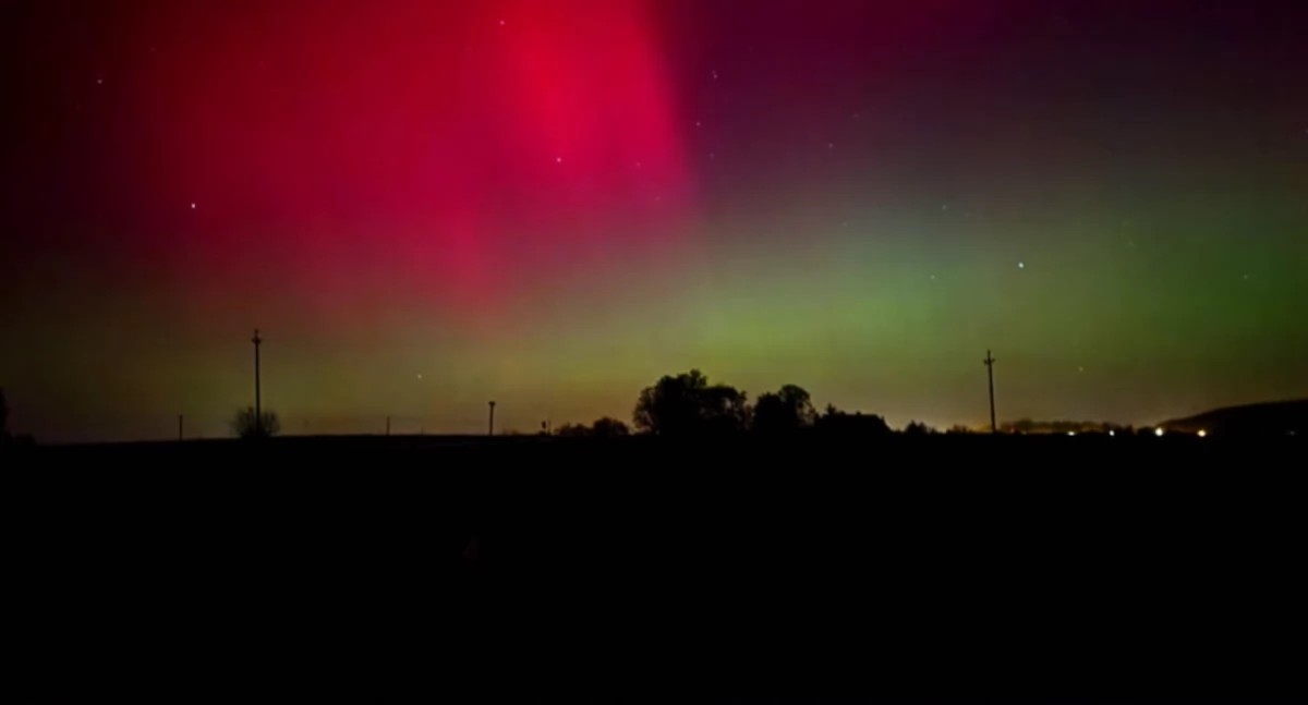 Atrakcje-Ciekawostki-Rekreacja, Zorza polarna Koninem zachwyciła mieszkańców Niezwykłe zjawisko widoczne niebie - zdjęcie, fotografia