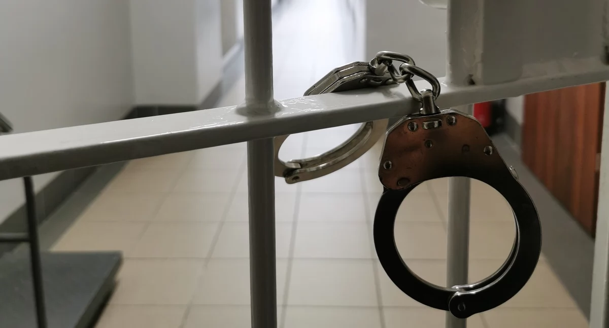 Kronika kryminalna, Zatrzymanie narkotykami latek rękach policji - zdjęcie, fotografia