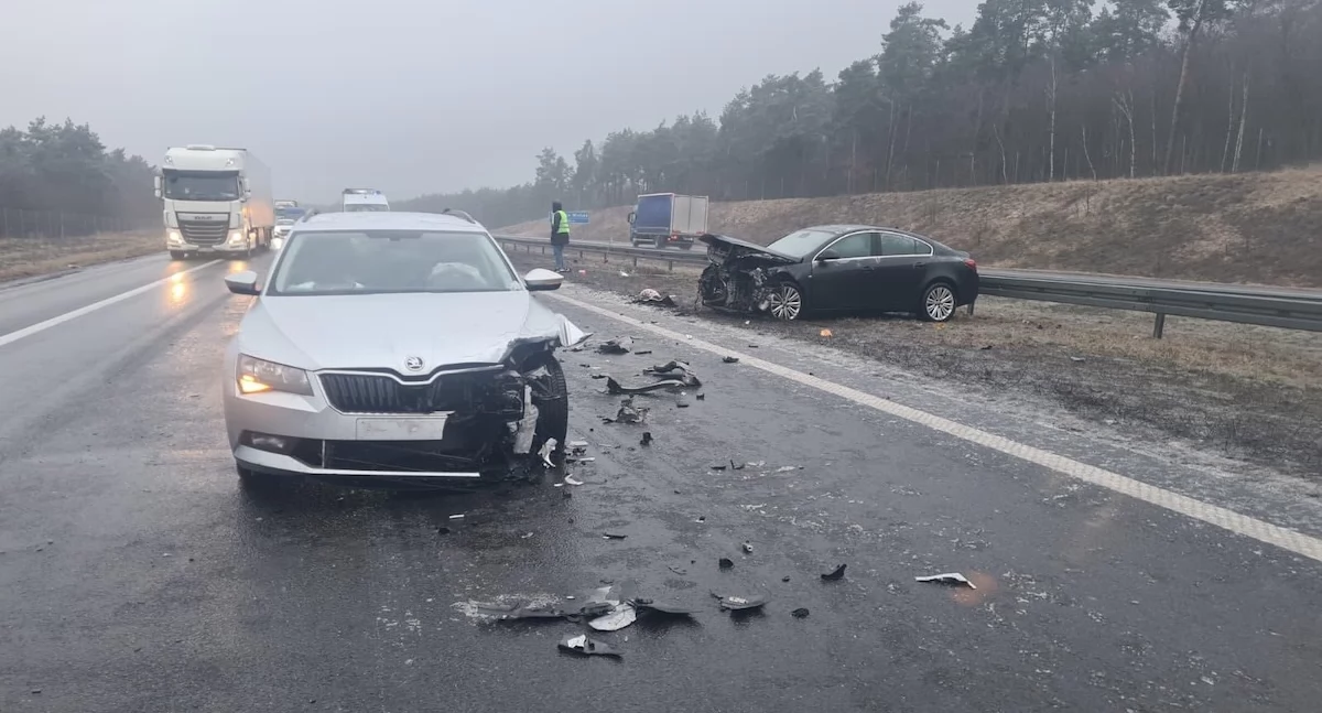 Wypadki drogowe, Śliskie drogi Koninie seria kolizji groźne zdarzenie autostradzie - zdjęcie, fotografia