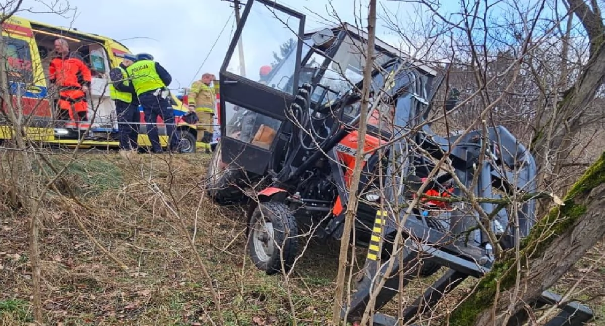 Wypadki drogowe, Tragiczny wypadek miejscowości Święte żyje kierowca ciągnika rolniczego - zdjęcie, fotografia