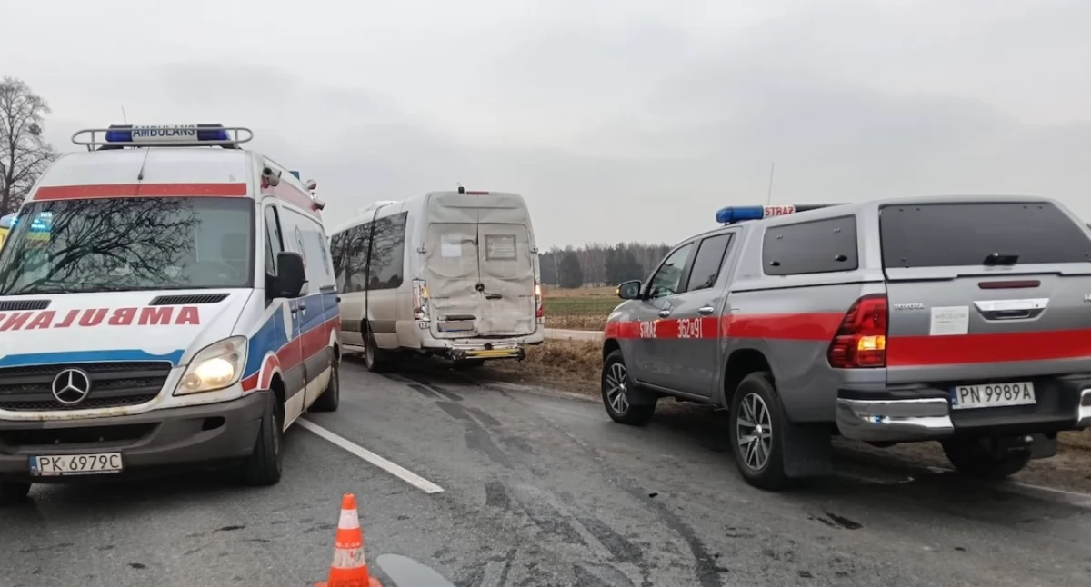 Wypadki drogowe, Wypadek Rychwale dziećmi zderzył ciężarówką osobówką - zdjęcie, fotografia