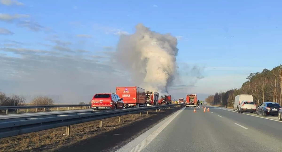 Wypadki drogowe, Wypadek Konin całkowita blokada autostrady pożarze ciężarówki - zdjęcie, fotografia